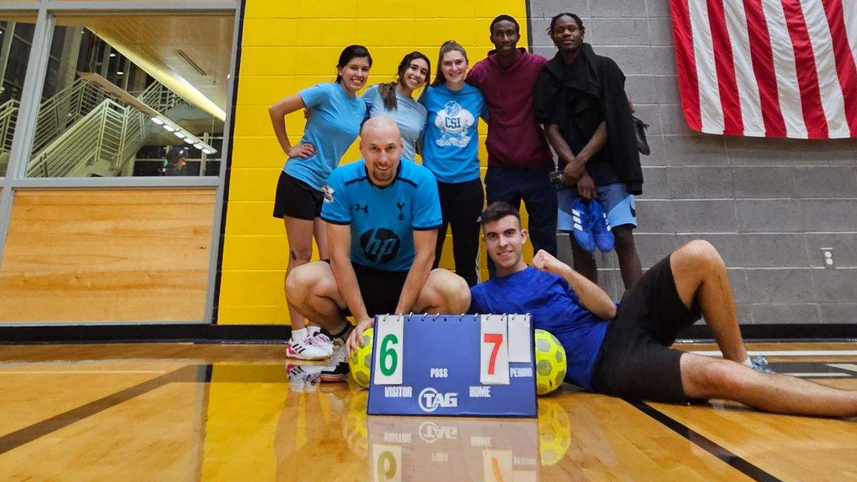 CSI Volley Llamas posing in front of their winning score